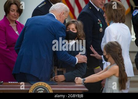 Le président des États-Unis Joe Biden Compoors Logan et Abigail Evans, fils et fille du policier du Capitole tué William âBillyâ Evans, après avoir signé la loi H.R. 3325, âAn pour décerner quatre médailles d'or au Congrès à la police du Capitole des États-Unis et à ceux qui ont protégé le Capitole des États-Unis le 6 janvier, 2021,â en droit dans le jardin des roses de la Maison Blanche à Washington, DC, le jeudi 5 août 2021. Crédit : Rod Lamkey/CNP Banque D'Images