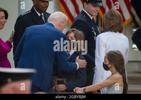 Le président des États-Unis Joe Biden Compoors Logan et Abigail Evans, fils et fille du policier du Capitole tué William âBillyâ Evans, après avoir signé la loi H.R. 3325, âAn pour décerner quatre médailles d'or au Congrès à la police du Capitole des États-Unis et à ceux qui ont protégé le Capitole des États-Unis le 6 janvier, 2021,â en droit dans le jardin des roses de la Maison Blanche à Washington, DC, le jeudi 5 août 2021. Crédit : Rod Lamkey/CNP Banque D'Images