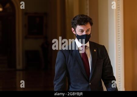 Washington, Vereinigte Staaten. 05 août 2021. Le sénateur américain Jon Ossoff (démocrate de Géorgie) quitte les chambres du Sénat lors des négociations sur un projet de loi bipartisan sur les infrastructures à Capitol Hill à Washington, DC, Etats-Unis, le 5 août 2021. Crédit : Aaron Schwartz/CNP/dpa/Alay Live News Banque D'Images