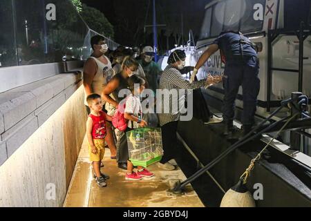 Mugla, Turquie. 05 août 2021. À l'approche de l'incendie de la centrale thermique de Kemerkoy, les personnes vivant dans la région ont été transportées dans des zones sûres. Wildfire, qui a commencé il y a 8 jours, continue dans les villes du sud et du sud-ouest de la Turquie. Le district de Mugla's Milas est l'une des régions les plus touchées par les incendies. Crédit : SOPA Images Limited/Alamy Live News Banque D'Images