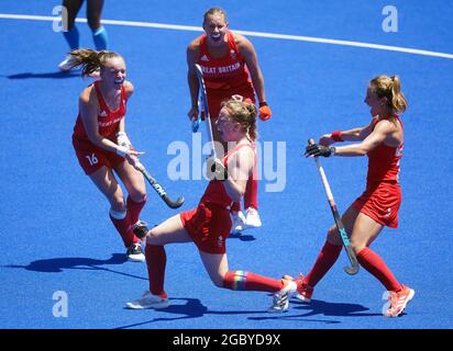 Hollie Pearne-Webb (au centre), en Grande-Bretagne, célèbre le troisième but de son équipe lors du match de médaille de bronze féminin sur le terrain nord du stade de hockey Oi, le quatorzième jour des Jeux Olympiques de Tokyo en 2020 au Japon. Date de la photo : vendredi 6 août 2021. Banque D'Images