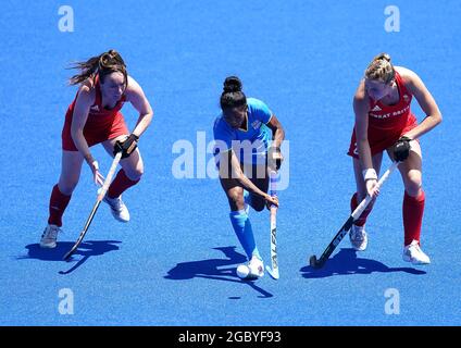 Deep Grace Ekka (au centre), en Inde, lutte pour le bal avec Laura Unsworth (à gauche) et Lily Owsley, en Grande-Bretagne, lors du match de médaille de bronze féminin sur le terrain nord du stade de hockey Oi, le quatorzième jour des Jeux Olympiques de Tokyo en 2020 au Japon. Date de la photo : vendredi 6 août 2021. Banque D'Images