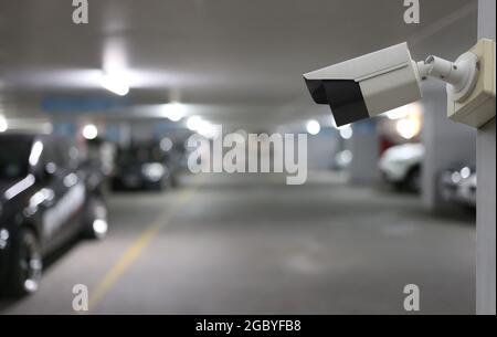 Outil CCTV sur fond de parking de voiture, équipement pour les systèmes de sécurité et ont un espace de copie pour la conception. Banque D'Images