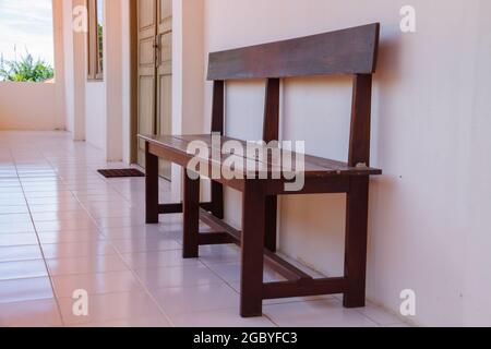 Chaise longue en bois marron pour vous attendre Banque D'Images