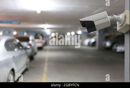 Outil CCTV sur fond de parking de voiture, équipement pour les systèmes de sécurité et ont un espace de copie pour la conception. Banque D'Images
