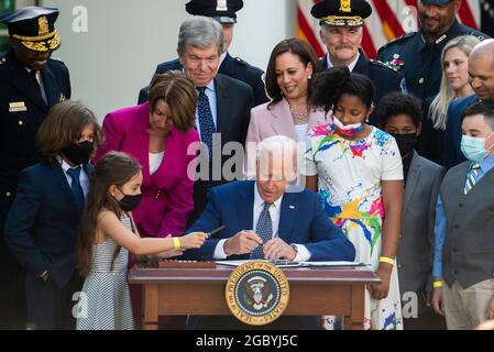 Abigail Evans, fille de William « Billy » Evans, officier de police du Capitole tué, s’adresse à aider le président américain Joe Biden à signer le H.R. 3325, « Loi décernée quatre médailles d’or au Congrès à la police du Capitole des États-Unis et à ceux qui ont protégé le Capitole des États-Unis le 6 janvier, 2021, » dans la loi dans le jardin des roses de la Maison Blanche à Washington, DC, le jeudi 5 août 2021. Crédit : Rod Lamkey/CNP/MediaPunch Banque D'Images