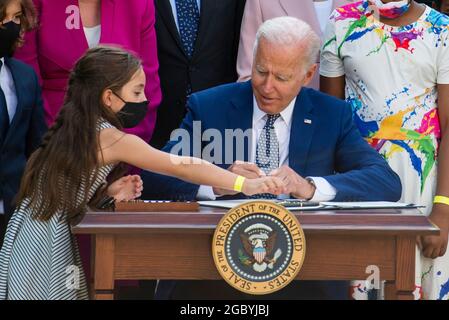 Abigail Evans, fille de William « Billy » Evans, officier de police du Capitole tué, s’adresse à aider le président américain Joe Biden à signer le H.R. 3325, « Loi décernée quatre médailles d’or au Congrès à la police du Capitole des États-Unis et à ceux qui ont protégé le Capitole des États-Unis le 6 janvier, 2021, » dans la loi dans le jardin des roses de la Maison Blanche à Washington, DC, le jeudi 5 août 2021. Crédit : Rod Lamkey/CNP/MediaPunch Banque D'Images