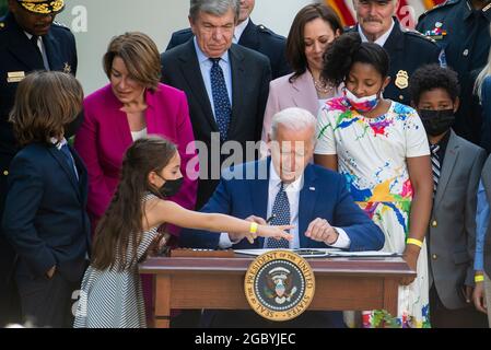 Abigail Evans, fille de William « Billy » Evans, officier de police du Capitole tué, s’adresse à aider le président américain Joe Biden à signer le H.R. 3325, « Loi décernée quatre médailles d’or au Congrès à la police du Capitole des États-Unis et à ceux qui ont protégé le Capitole des États-Unis le 6 janvier, 2021, » dans la loi dans le jardin des roses de la Maison Blanche à Washington, DC, le jeudi 5 août 2021. Crédit : Rod Lamkey/CNP/MediaPunch Banque D'Images