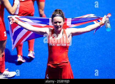 Laura Unsworth, en Grande-Bretagne, célèbre la médaille de bronze récompensée lors du match de médaille de bronze féminin au stade de hockey de l'Oi, le quatorzième jour des Jeux olympiques de Tokyo en 2020 au Japon. Date de la photo : vendredi 6 août 2021. Banque D'Images