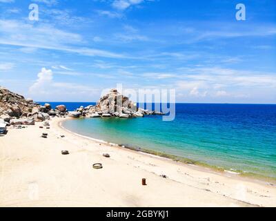 Belle plage de sable blanc dans la province de Ninh Thuan au sud du Vietnam Banque D'Images