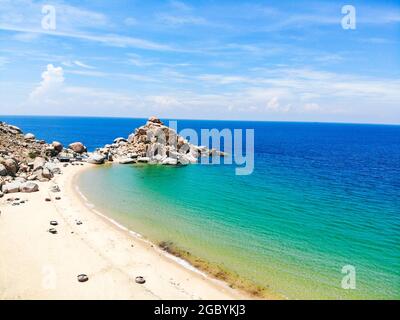 Belle plage de sable blanc dans la province de Ninh Thuan au sud du Vietnam Banque D'Images