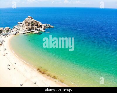 Belle plage de sable blanc dans la province de Ninh Thuan au sud du Vietnam Banque D'Images