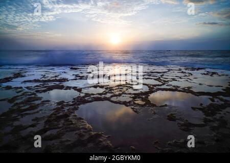 Belle plage avec de la mousse verte dans la province de Ninh Thuan au sud du Vietnam Banque D'Images