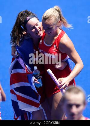 Laura Unsworth (à gauche) et Hannah Martin, en Grande-Bretagne, célèbrent la victoire de la médaille de bronze des femmes au stade de hockey Oi, le quatorzième jour des Jeux Olympiques de Tokyo en 2020 au Japon. Date de la photo : vendredi 6 août 2021. Banque D'Images