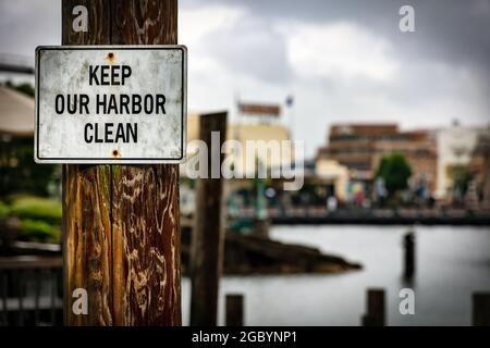 Un panneau est affiché sur un poteau téléphonique en bois dans un port en bord de mer près d'Osaka, au Japon. Banque D'Images