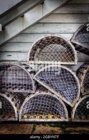 Des casiers à homard traditionnels en bois, ou pots, sont empilés et installés sous un escalier à Osaka, au Japon. Banque D'Images