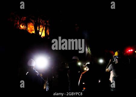 Antalya, 5 août 2021 : Mugla, Turquie. 05 août 2021. Les pompiers travaillent pour arrêter les feux de forêt près du village d'Orhaniye à Marmaris, ville côtière méditerranéenne d'Antalya, le 5 août 2021. Plus de 133 feux de forêt ont éclaté cette semaine dans les provinces des côtes de la mer Égée et de la Méditerranée ainsi que dans les zones intérieures de la Turquie. Des villages et certains hôtels ont été évacués dans des zones touristiques et les gens ont été enfugés à travers les champs alors que des incendies ont fermé sur leurs maisons. Photo par Tolga Adanali/Depo photos/ABACAPRESS.COM crédit: Abaca Press/Alay Live News Banque D'Images