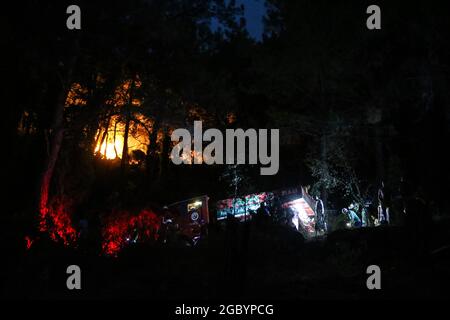 Antalya, 5 août 2021 : Mugla, Turquie. 05 août 2021. Les pompiers travaillent pour arrêter les feux de forêt près du village d'Orhaniye à Marmaris, ville côtière méditerranéenne d'Antalya, le 5 août 2021. Plus de 133 feux de forêt ont éclaté cette semaine dans les provinces des côtes de la mer Égée et de la Méditerranée ainsi que dans les zones intérieures de la Turquie. Des villages et certains hôtels ont été évacués dans des zones touristiques et les gens ont été enfugés à travers les champs alors que des incendies ont fermé sur leurs maisons. Photo par Tolga Adanali/Depo photos/ABACAPRESS.COM crédit: Abaca Press/Alay Live News Banque D'Images