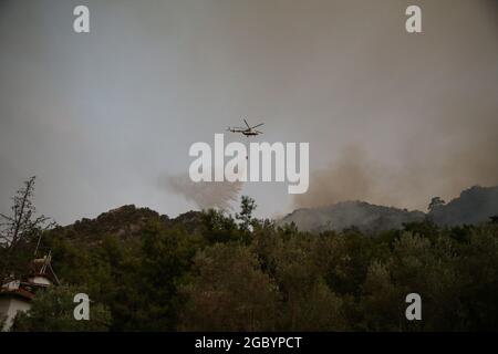 Antalya, 5 août 2021 : Mugla, Turquie. 05 août 2021. Les pompiers travaillent pour arrêter les feux de forêt près du village d'Orhaniye à Marmaris, ville côtière méditerranéenne d'Antalya, le 5 août 2021. Plus de 133 feux de forêt ont éclaté cette semaine dans les provinces des côtes de la mer Égée et de la Méditerranée ainsi que dans les zones intérieures de la Turquie. Des villages et certains hôtels ont été évacués dans des zones touristiques et les gens ont été enfugés à travers les champs alors que des incendies ont fermé sur leurs maisons. Photo par Tolga Adanali/Depo photos/ABACAPRESS.COM crédit: Abaca Press/Alay Live News Banque D'Images