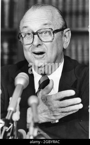 Austin Texas USA,1985: Joe Greenhill, ancien juge de la Cour suprême du Texas, lors d'une conférence de presse. ©Bob Daemmrich Banque D'Images