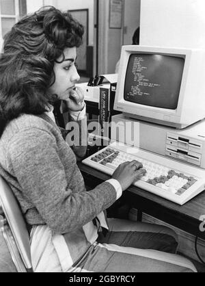 Austin Texas États-Unis, vers 1990: Femme hispanique étudiant étudiant d'apprentissage COBOL programmation informatique. ©Bob Daemmrich Banque D'Images