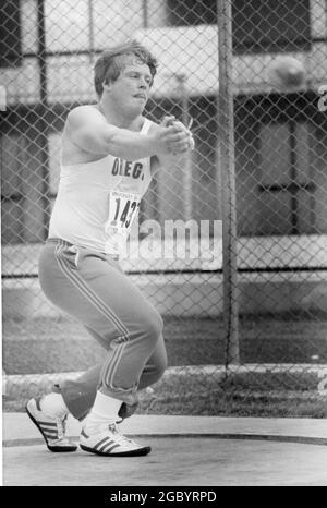 Austin Texas USA, 1992: Un athlète d'université masculin participe à l'épreuve de jet de marteau pendant les Championnats d'athlétisme de la NCAA Division 1. ©Bob Daemmrich Banque D'Images