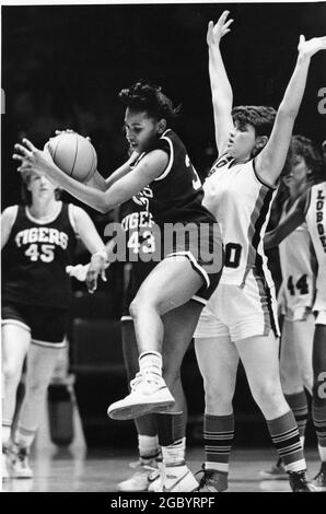 Austin Texas USA, vers 1986: Les joueurs de basket-ball se battent pour la position pendant les finales du tournoi de basket-ball de l'État de lycée de filles. ©Bob Daemmrich Banque D'Images