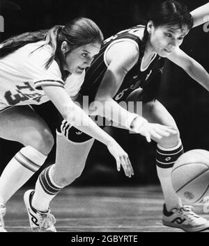 Austin Texas USA, vers 1986: Le joueur de basket-ball de l'Université du Texas Kamie Ethridge chase une balle lâche lors d'un match d'exposition contre l'équipe nationale féminine sud-coréenne. ©Bob Daemmrich Banque D'Images