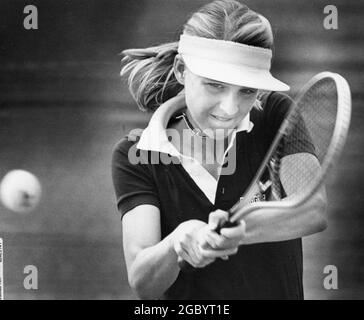 Austin Texas USA, vers 1987: Une joueuse de tennis d'université frappe un retour d'avant-main pendant un match de varsity. ©Bob Daemmrich Banque D'Images