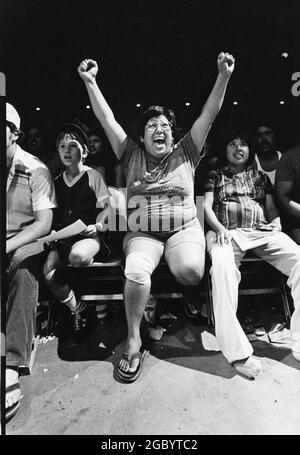Austin Texas USA, vers 1992: Une femme en audience à un événement de lutte professionnel applaudit à son interprète préféré pendant un match. ©Bob Daemmrich Banque D'Images