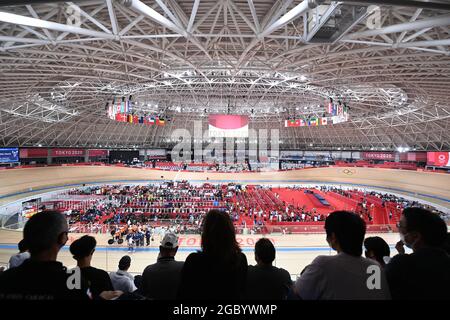 Shizuoka, Japon. 3 août 2021. Les spectateurs assistent à un match de piste cyclable aux Jeux Olympiques de Tokyo en 2020 à Shizuoka, au Japon, le 3 août 2021. Les sites de manifestations cyclistes à Shizuoka sont parmi les rares sites restants des Jeux Olympiques de Tokyo qui permettent aux spectateurs de se trouver ailleurs. Crédit : He Changshan/Xinhua/Alay Live News Banque D'Images