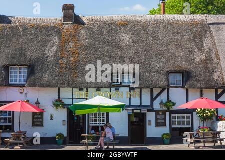 Angleterre, Hampshire, Test Valley, King's Somborne, toit de chaume Pub Banque D'Images