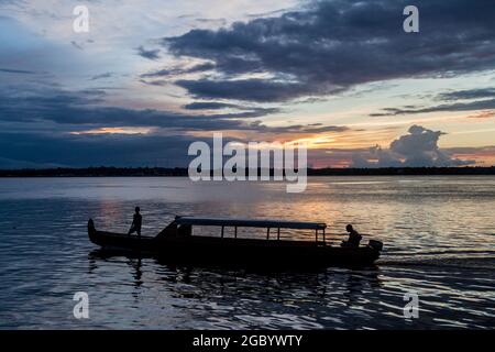 Traversée en ferry de la rivière Maroni (Marowijne) (vers le Suriname) à St Laurent du Maroni, Guyane française. Banque D'Images