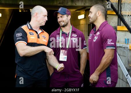 SYDNEY, AUSTRALIE - FÉVRIER 28 : Michael Maguire, entraîneur des Tigres, discute avec Kieran Foran et Dylan Walker des aigles de mer lors du match de la NRL Trial entre les Tigers de l'Ouest et les aigles de mer Manly à Leichhardt Oval, le 28 février 2021 à Sydney, en Australie. Credit: Pete Dovgan/Speed Media/Alay Live News Banque D'Images