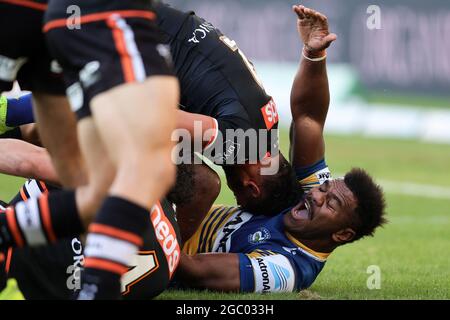 SYDNEY, AUSTRALIE - AVRIL 05 : Maika Sivo des anguilles est affronté lors du match de la série quatre NRL entre les Tigres des Wêtes et les anguilles de Parramatta au stade Australia le 05 avril 2021 à Sydney, en Australie. Credit: Pete Dovgan/Speed Media/Alay Live News Banque D'Images