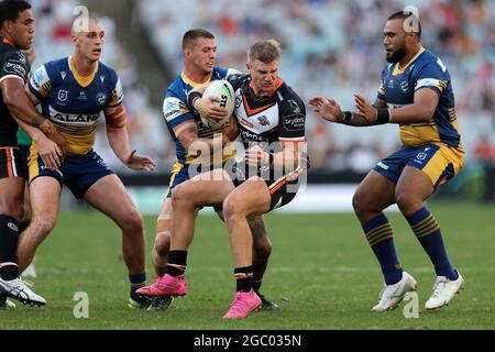 SYDNEY, AUSTRALIE - AVRIL 05 : Luke Garner des Tigers est attaqué lors du match de quatre NRL entre les Tigers de Wêtes et les anguilles de Parramatta au stade Australia le 05 avril 2021 à Sydney, en Australie. Credit: Pete Dovgan/Speed Media/Alay Live News Banque D'Images