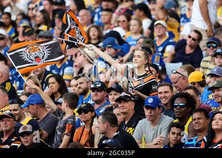 SYDNEY, AUSTRALIE - 05 AVRIL : les fans de Tigers lors du match de quatre NRL entre les Tigers de Wêtes et les anguilles de Parramatta au stade Australia le 05 avril 2021 à Sydney, en Australie. Credit: Pete Dovgan/Speed Media/Alay Live News Banque D'Images