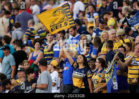 SYDNEY, AUSTRALIE - 05 AVRIL : les fans de Parramatta célèbrent le match des quatre NRL entre les Wêtes Tigers et les Parramatta Eels au Stadium Australia le 05 avril 2021 à Sydney, en Australie. Credit: Pete Dovgan/Speed Media/Alay Live News Banque D'Images