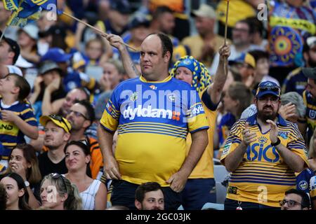 SYDNEY, AUSTRALIE - 05 AVRIL : les fans de Parra lors du match de quatre NRL entre les Wêtes Tigers et les Parramatta Eels au stade Australia le 05 avril 2021 à Sydney, Australie. Credit: Pete Dovgan/Speed Media/Alay Live News Banque D'Images