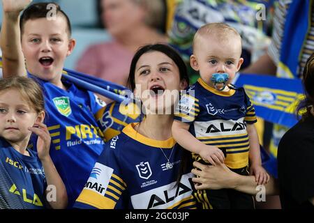 SYDNEY, AUSTRALIE - 05 AVRIL : les fans de Parramatta célèbrent le match des quatre NRL entre les Wêtes Tigers et les Parramatta Eels au Stadium Australia le 05 avril 2021 à Sydney, en Australie. Credit: Pete Dovgan/Speed Media/Alay Live News Banque D'Images