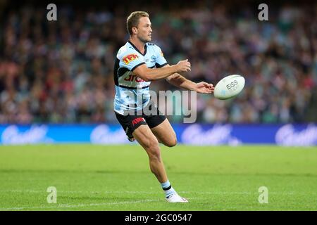SYDNEY, AUSTRALIE - 10 AVRIL : Matt Moylan des requins passe lors du match des cinq NRL entre les Sydney Roosters et les Cronulla Sharks au Sydney Cricket Ground, le 10 avril 2021 à Sydney, en Australie. Credit: Pete Dovgan/Speed Media/Alay Live News Banque D'Images