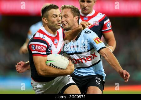 SYDNEY, AUSTRALIE - AVRIL 10 : Matt Moylan des requins s'attaque à James Tedesco des Roosters lors du match des cinq NRL entre les Roosters de Sydney et les Sharks de Cronulla au terrain de cricket de Sydney, le 10 avril 2021 à Sydney, en Australie. Credit: Pete Dovgan/Speed Media/Alay Live News Banque D'Images