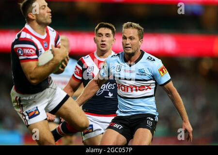 SYDNEY, AUSTRALIE - AVRIL 10 : Matt Moylan des requins sur le point de s'attaquer à James Tedesco des Roosters lors du match des cinq NRL entre les Roosters de Sydney et les Sharks de Cronulla au terrain de cricket de Sydney le 10 avril 2021 à Sydney, en Australie. Credit: Pete Dovgan/Speed Media/Alay Live News Banque D'Images
