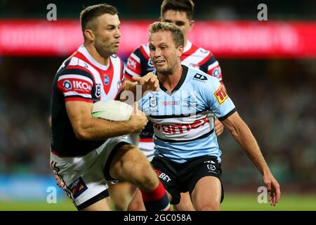 SYDNEY, AUSTRALIE - AVRIL 10 : Matt Moylan des requins s'attaque à James Tedesco des Roosters lors du match des cinq NRL entre les Roosters de Sydney et les Sharks de Cronulla au terrain de cricket de Sydney, le 10 avril 2021 à Sydney, en Australie. Credit: Pete Dovgan/Speed Media/Alay Live News Banque D'Images