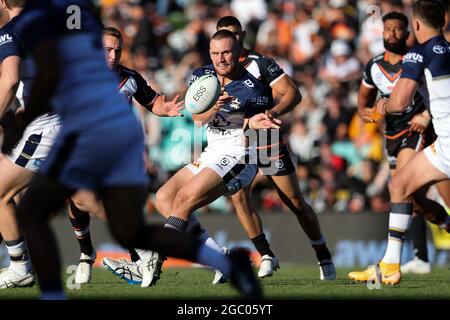 SYDNEY, AUSTRALIE - 11 AVRIL : Coen Hess des Cowboys passe le ballon lors du match des cinq NRL entre les Wêtes Tigers et les North Queensland Cowboys à Leichhardt Oval le 11 avril 2021 à Sydney, en Australie. Credit: Pete Dovgan/Speed Media/Alay Live News Banque D'Images