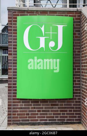 Hambourg, Allemagne. 04e août 2021. Un panneau portant le logo « G J » est visible dans le bâtiment d'édition Gruner Jahr de Baumwall. RTL Media Group prend en charge les entreprises et marques allemandes de l'éditeur de magazines Gruner Jahr, basé à Hambourg. La clôture de la transaction est prévue pour le 1er janvier 2022, le Groupe RTL a annoncé à Luxembourg le 6 août 2021. Credit: Christian Charisius/dpa/Alay Live News Banque D'Images