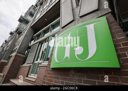 Hambourg, Allemagne. 04e août 2021. Un panneau portant le logo « G J » est visible dans le bâtiment d'édition Gruner Jahr de Baumwall. RTL Media Group prend en charge les entreprises et marques allemandes de l'éditeur de magazines Gruner Jahr, basé à Hambourg. La clôture de la transaction est prévue pour le 1er janvier 2022, le Groupe RTL a annoncé à Luxembourg le 6 août 2021. Credit: Christian Charisius/dpa/Alay Live News Banque D'Images