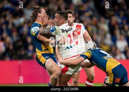 SYDNEY, AUSTRALIE - 11 AVRIL : Paul Vaughan des Dragons est attaqué lors du match de la série cinq de NRL entre les Parramatta Eels et les St George Illawarra Dragons au stade Bankwest, le 11 avril 2021 à Sydney, en Australie. Crédit : Steven Markham/Speed Media/Alay Live News Banque D'Images