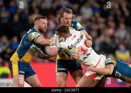 SYDNEY, AUSTRALIE - 11 AVRIL : Paul Vaughan des Dragons est attaqué lors du match de la série cinq de NRL entre les Parramatta Eels et les St George Illawarra Dragons au stade Bankwest, le 11 avril 2021 à Sydney, en Australie. Crédit : Steven Markham/Speed Media/Alay Live News Banque D'Images