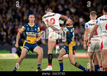 SYDNEY, AUSTRALIE - 11 AVRIL : Paul Vaughan des Dragons est attaqué par Nathan Brown des anguilles lors du match des cinq NRL entre les anguilles Parramatta et les dragons St George Illawarra au stade Bankwest, le 11 avril 2021 à Sydney, en Australie. Crédit : Steven Markham/Speed Media/Alay Live News Banque D'Images